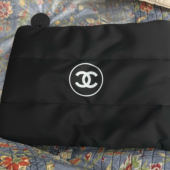 NEW CHANEL Beauty Puffer Make-up Pouch in black - Picture 1 of 3